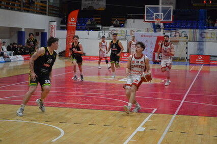 Elbasket wygrywa z liderem