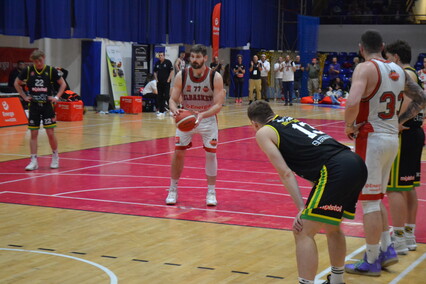 Elbasket wygrywa z liderem