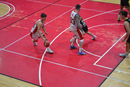 Elbasket wygrywa z liderem