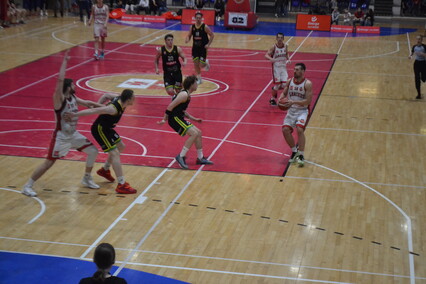 Elbasket wygrywa z liderem