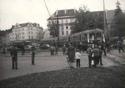 Pociąg w centrum miasta, przejazd koło ratusza