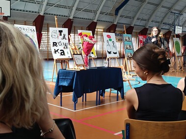 Elbląg zapisany w plakacie - wyjątkowy wernisaż Janusza Kozaka w III LO