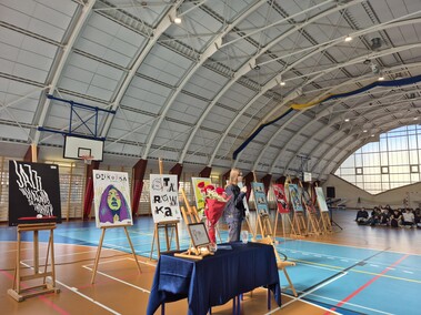 Elbląg zapisany w plakacie - wyjątkowy wernisaż Janusza Kozaka w III LO