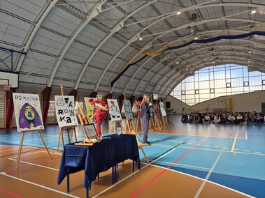 Elbląg zapisany w plakacie – wyjątkowy wernisaż Janusza Kozaka w III LO