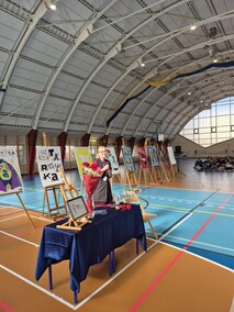 Elbląg zapisany w plakacie - wyjątkowy wernisaż Janusza Kozaka w III LO