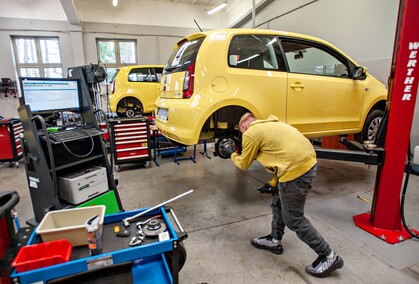 Naprawić samochód i uczesać modelkę