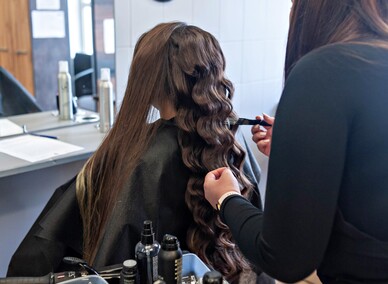 Naprawić samochód i uczesać modelkę