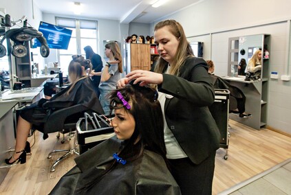 Naprawić samochód i uczesać modelkę