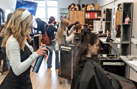 Naprawić samochód i uczesać modelkę
