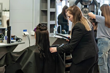 Naprawić samochód i uczesać modelkę