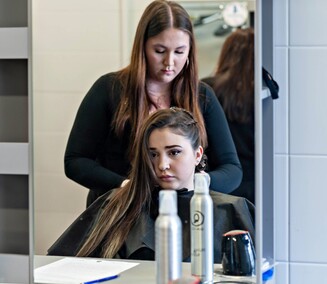 Naprawić samochód i uczesać modelkę