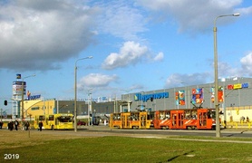 Warto zwrócić uwagę na jeszcze nie zielone barwy autobusów i tramwajów
