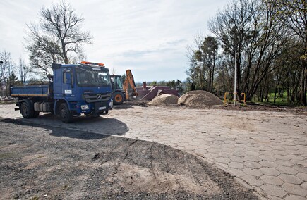 Przebudowują parking przy Bema