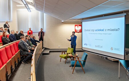 Młodzież debatowała z o tym, czy warto zostać w Elblągu