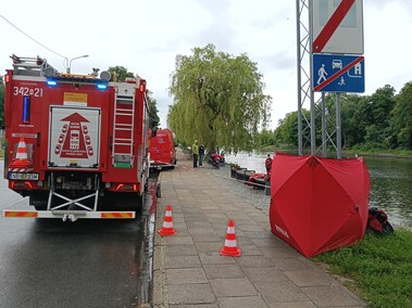 Wózek inwalidzki na brzegu, strażacy przeszukiwali rzekę Wózek inwalidzki na brzegu, strażacy przeszukiwali rzekę