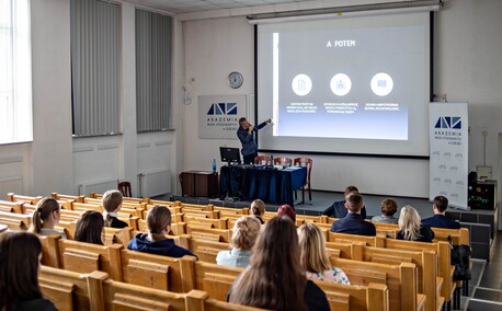 Jak pisać twórczo bez AI. Oni to potrafią