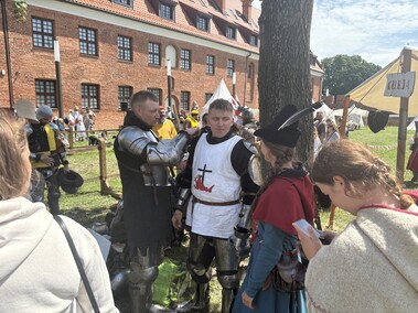 Mieczem w rywala, łukiem do celu