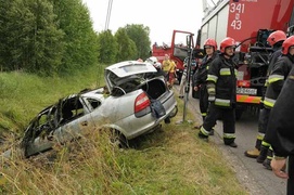 Opel wpadł do rowu z wodą. W aucie były dzieci