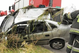 Opel wpadł do rowu z wodą. W aucie były dzieci