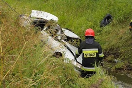 Opel wpadł do rowu z wodą. W aucie były dzieci