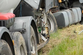 Cysterna w rowie. Kierowca zasłabł po ukąszeniu przez owada