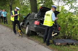 Wypadek w Milejewie. Audi uderzyło w drzewo