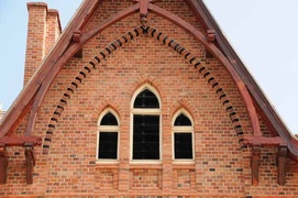 Kamienny łupek na „czerwonym domku”