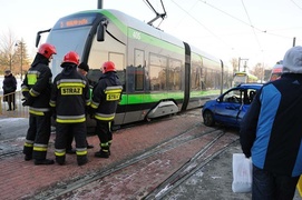 Fiatem wjechała pod tramwaj