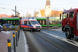 Fiatem wjechała pod tramwaj