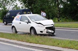 Wypadek w Kazimierzowie - dwie osoby w szpitalu