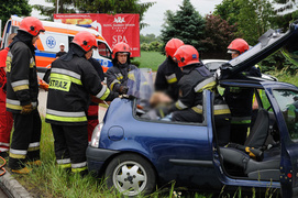 Wypadek w Kazimierzowie - dwie osoby w szpitalu