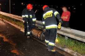 Ciężarówka po uderzeniu w barierę ochronną zablokowała obwodnicę