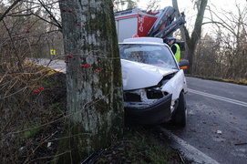 Astrą uderzyli w drzewo. Trzy osoby w szpitalu