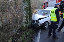Astrą uderzyli w drzewo. Trzy osoby w szpitalu