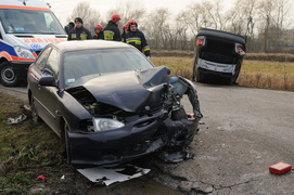 Rubno: czołowe zderzenie i dachowanie