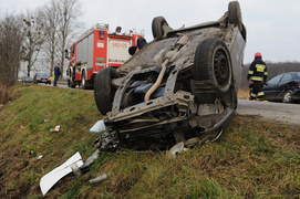 Rubno: czołowe zderzenie i dachowanie