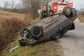 Rubno: czołowe zderzenie i dachowanie