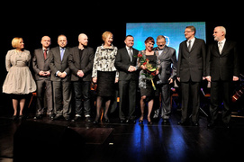 Trzy panie, czterech panów i firma