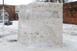 Deszcz niszczy rzeźby