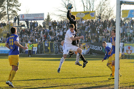 Olimpia poległa z Arką 1:4 (piłka nożna)
