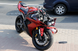 Wypadek: fordem zajechał drogę motocykliście