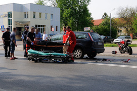 Wypadek: fordem zajechał drogę motocykliście