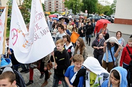 Coraz młodsi sięgają po papierosa