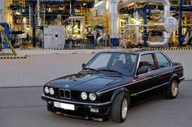 O rafinerii, wzajemnej pomocy i starym BMW