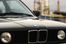 O rafinerii, wzajemnej pomocy i starym BMW