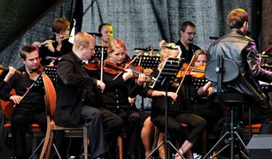 Niebo pochmurne, rytmy gorące