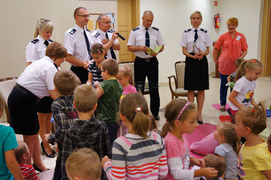 Policjanci czytali dzieciom