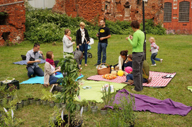Ziołowy piknik na dziedzińcu Galerii EL