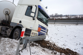 Cysterną uderzył w barierę