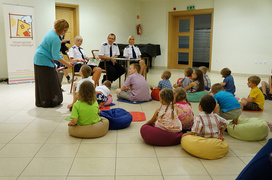 Przybliża świat, pozwala unikać błędów